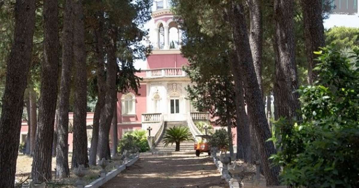 Via Camillo Rosalba, tra gru e natura la splendida ma inutilizzata Villa Costantino